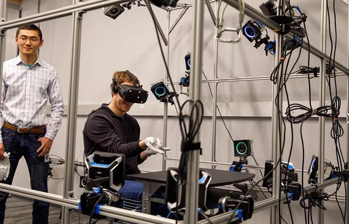 Mark Zuckerberg gizemli Oculus Rift eldivenini ilk kez görücüye çıkardı