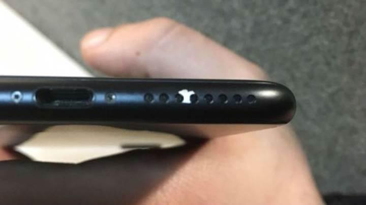 Mat siyah renkli bazı iPhone 7'lerin boyası dökülmeye başladı