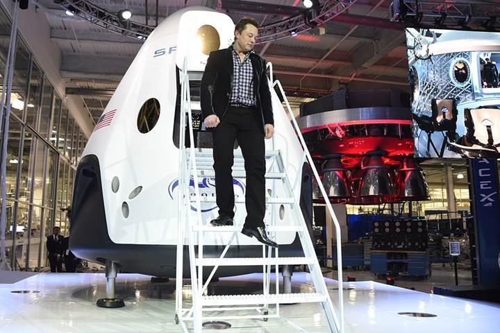 Elon Musk'tan son dakika: SpaceX, 2018'de Ay yörüngesine insan gönderiyor!