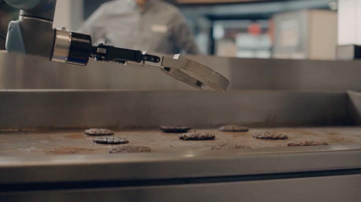 Hamburger ustası robot işbaşı yaptı