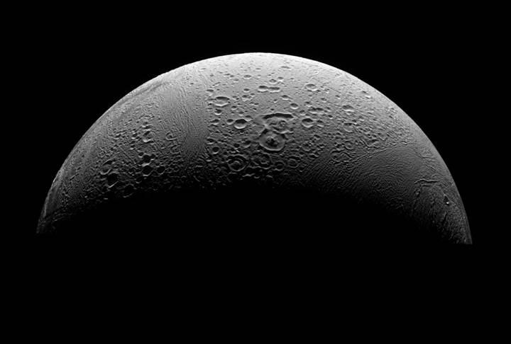 Enceladus’ta yaşam için gerekli olan temel şey keşfedildi