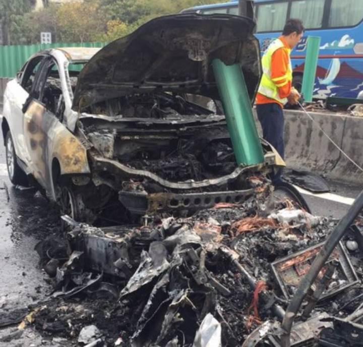 Tesla Model X'in kapısı açılmadı sürücüler ölümle burun buruna geldi