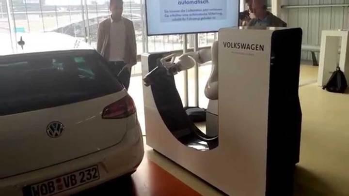Volkswagen elektrikli otomobilleri şarj etmek için robotları kullanacak