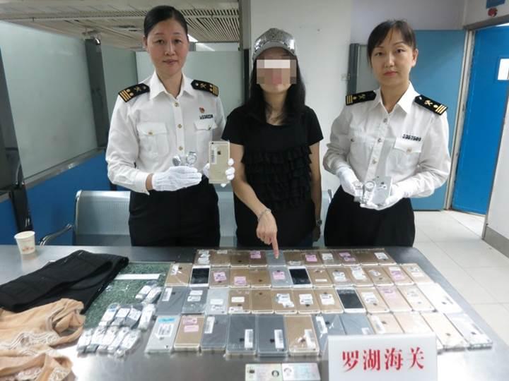 Çinli kadın üzerine sarılı 102 iPhone'la yakalandı