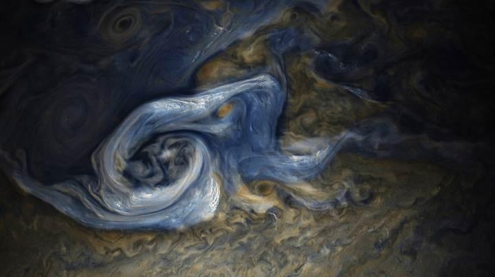 NASA'nın Juno uydusu Jüpiter'deki dev fırtınayı görüntüledi