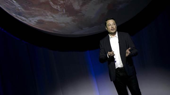 Elon Musk bombayı patlattı: 'Tesla Roadster'ımı önümüzdeki ay Mars'a gönderiyorum'