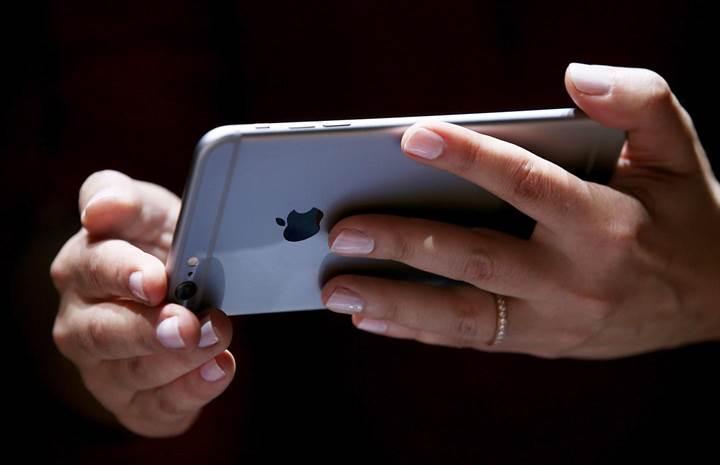 iPhone kullanıcıları eski iPhone modellerini yavaşlatan Apple'a dava açtı