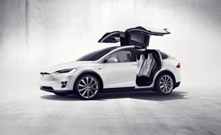 Karlı yolda tır çekmeyi başaran Tesla Model X