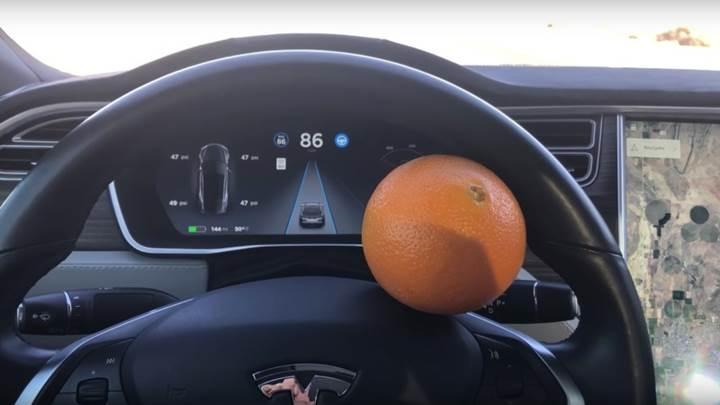 Tesla'nın otomatik pilotunu portakalla kandırdılar [video]