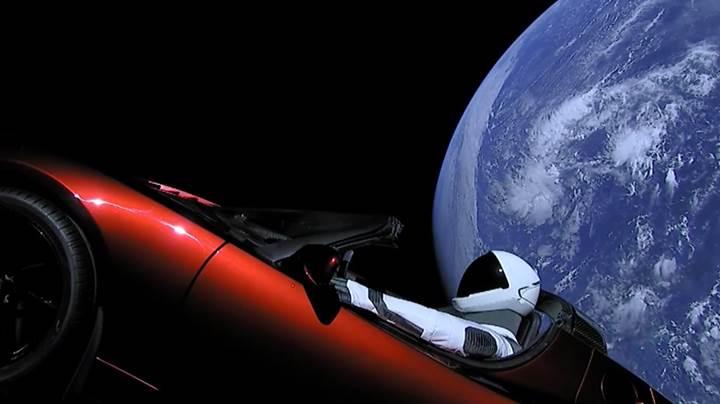Elon Musk'ın uzay boşluğuna gönderdiği arabasını şimdi neler bekliyor?