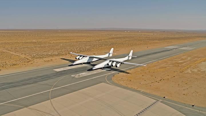 Dünyanın en büyük uçağı 'Stratolaunch' testlere başladı
