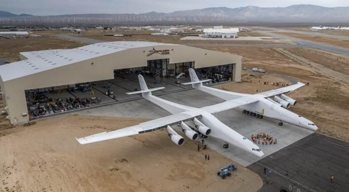Dünyanın en büyük uçağı 'Stratolaunch' testlere başladı