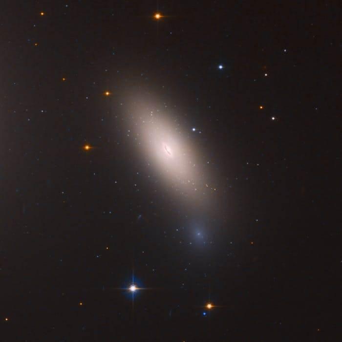 Hubble'dan muhteşem fotoğraf: İşte 10 milyar yıllık 'kalıntı galaksi'