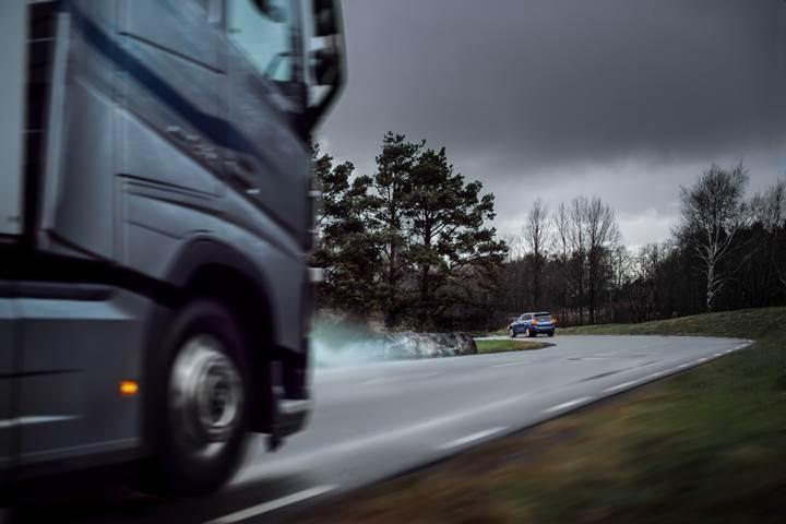 Volvo otomobil ve kamyonlar birbirleriyle haberleşerek yoldaki tehlikeleri bildirecekler