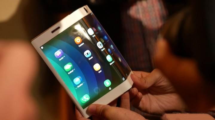 Samsung'un katlanabilir akıllı telefonu yaklaşık 2.000 dolar fiyata sahip olacak