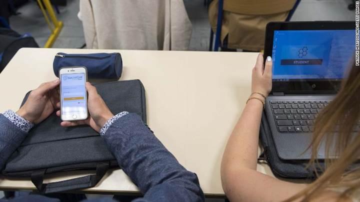Fransa okullarda cep telefonu kullanımını yasakladı
