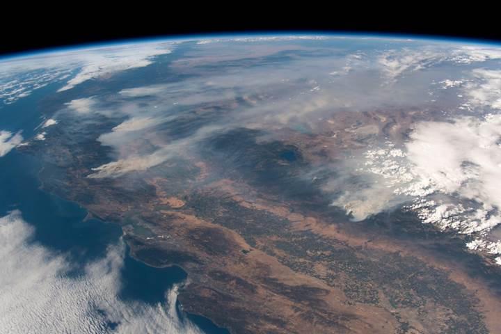 Astronot'un çektiği fotoğraflar California yangınının boyutunu ortaya koydu