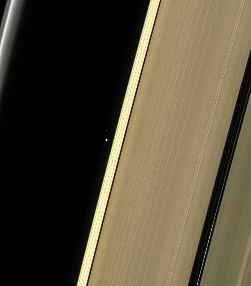 Satürn'ün halkalarının ardında muhteşem Dünya ve Ay görüntüsü