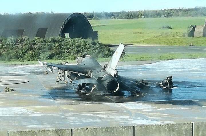 F16'ya bakım yapan teknisyen yanlışlıkla bir başka F16'yı vurarak havaya uçurdu