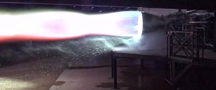Elon Musk, Raptor roket motorunun test görüntülerini yayınladı (VİDEO)
