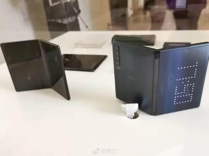 TCL, MWC 2019'da katlanabilir telefon prototiplerini sergiledi