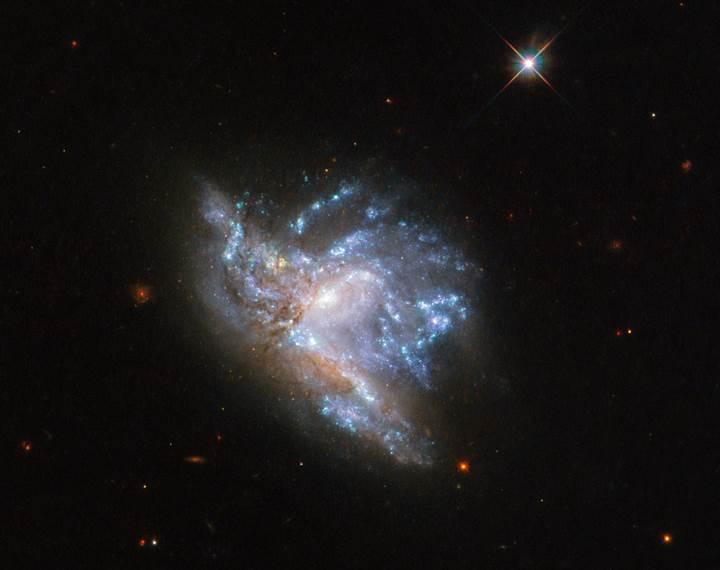 Hubble, çarpışan iki galaksinin büyüleyici görüntüsünü yakaladı