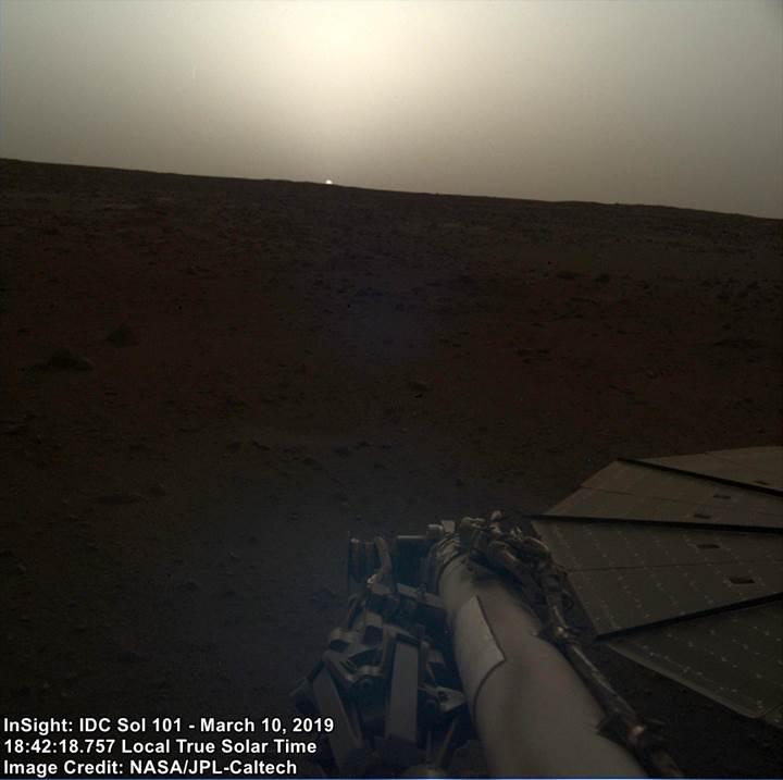 Mars'ta gün batımı nasıl görünüyor? İşte InSight'ın yakaladığı görüntü