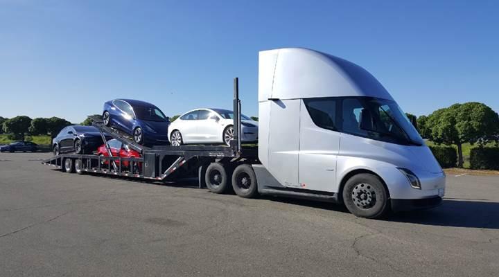 Tesla, elektrikli kamyonu Tesla Semi'nin üretimini 2020 yılına erteledi