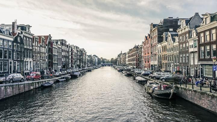 Amsterdam, 2030 yılına kadar benzinli ve dizel araçların yasaklanacağını açıkladı