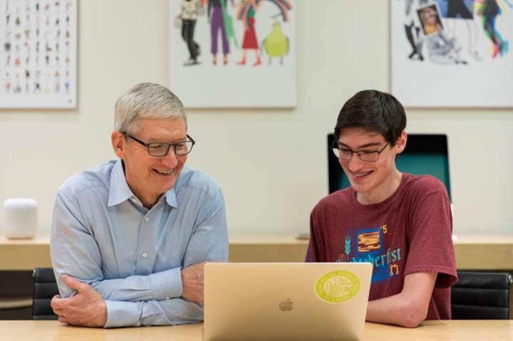 Apple CEO'su Tim Cook: Kod yazmanın daha küçük yaşlarda öğretilmesi gerekiyor