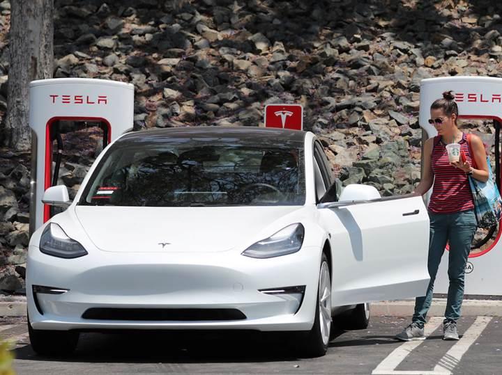 Elon Musk, 645 km menzilli Tesla modelinin çok yakında geleceğini açıkladı