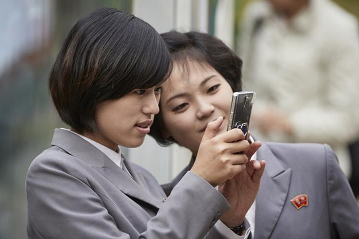Kuzey Kore, yeni yerli akıllı telefon modeli Pyongyang 2425'i tanıttı