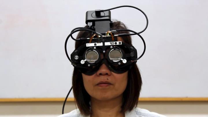 Yakını görme bozukluğu yaşayanlar için otomatik odaklanabilen gözlük geliştirdi