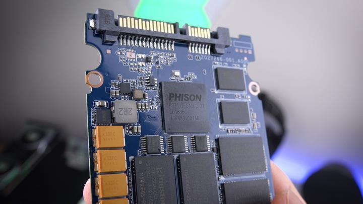 Tantalum kapasitörlü devasa SSD 'Kingston DC500R incelemesi'