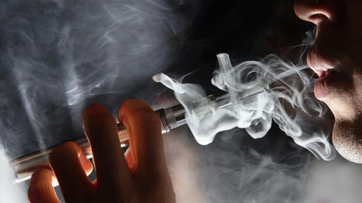 ‘Elektronik sigaraya bağlı’ solunum hastalığı nedeniyle bir kişi hayatını kaybetmiş olabilir