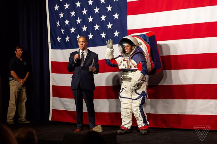 NASA'nın Ay'a göndereceği yeni astronotlar bu uzay kıyafetlerini giyecek