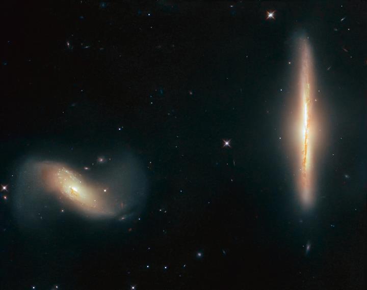 Hubble, 'yakın ilişkideki' iki galaksinin büyüleyici fotoğrafını yakaladı