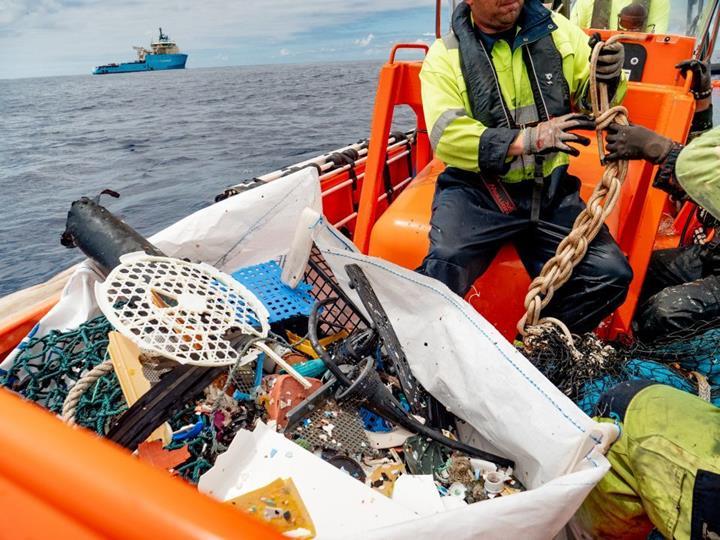 Ocean Cleanup, okyanustan atık plastik toplama görevinin ilk safhasını tamamladı