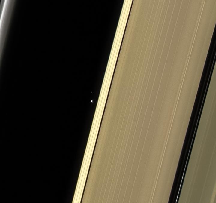 Dünya ve Ay'a bir de böyle bakın: Satürn'ün yörüngesinden muhteşem fotoğraf