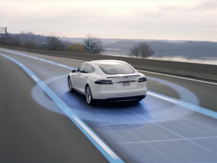 Tesla Autopilot özelliğinin çevreyi nasıl gördüğü, video olarak yayınlandı