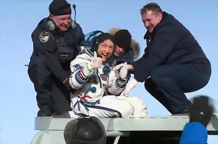 Uzayda 1 yıl kalan astronot Christina Koch, Dünya'ya geri döndü