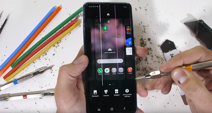 Galaxy Z Flip'in ekranında ultra ince cam yerine plastik kullanıldığı ortaya çıktı
