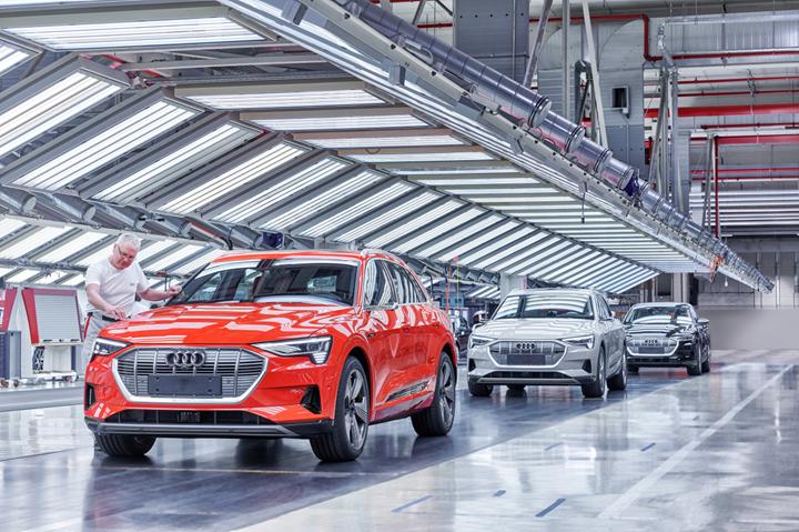 Audi, elektrikli e-tron üretimini askıya aldı