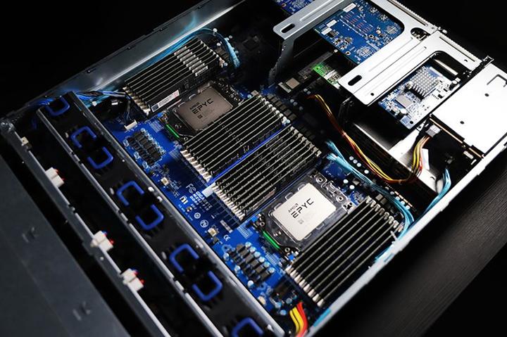 AMD, yüksek frekanslı 3 EPYC işlemci duyurdu: Performansları gibi fiyatları da yüksek