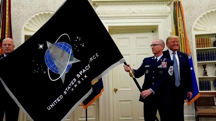 Amerikan Uzay Kuvvetleri'nin bayrağı resmen tanıtıldı