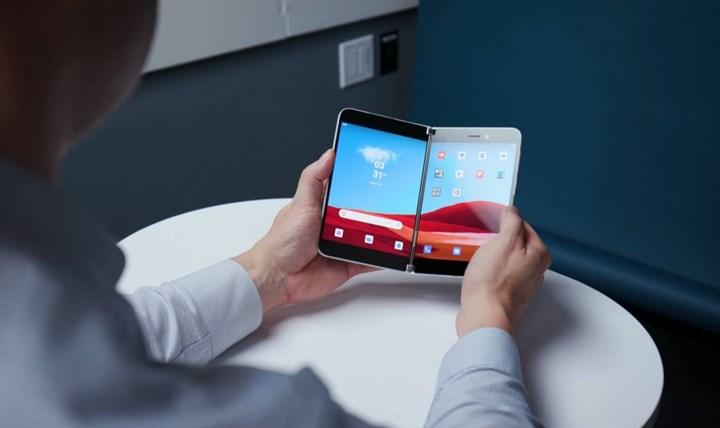 Çift ekranlı Surface Duo için Android 11 çalışmaları başladı