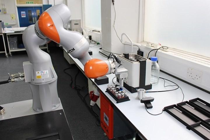 Araştırma yürütmede kimyagerlerden bin kat daha hızlı robotik laboratuvar asistanı geliştirildi!