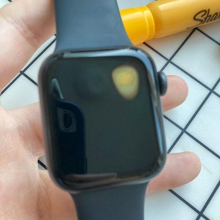 Apple Watch SE'de aşırı ısınma sorunu: Bileği yakıyor, ekranda leke oluşuyor