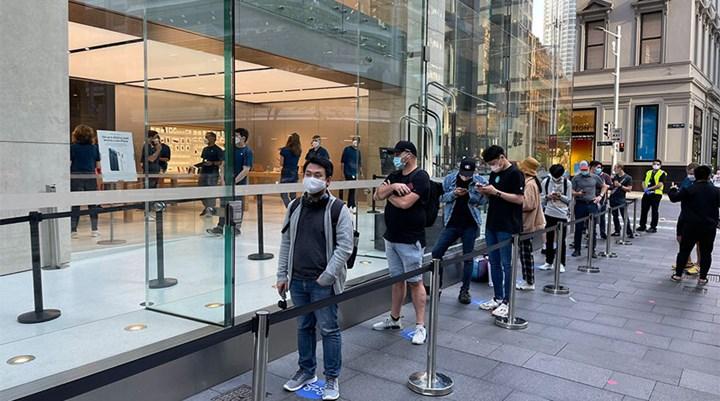 Pandemiye rağmen Apple mağazalarında yine iPhone sırası var