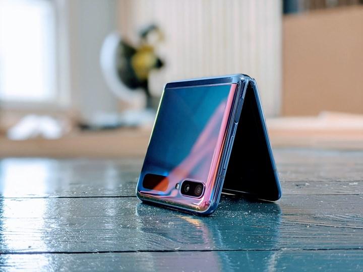 Gizemli bir Samsung telefon prototipi başkan yardımcısının elinde görüntülendi